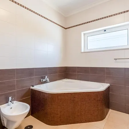 Bright 3bdr House With Pool By Lovelystay Feriehus