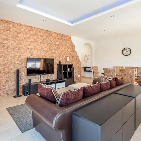 Nyaraló Bright 3bdr House With Pool By Lovelystay *