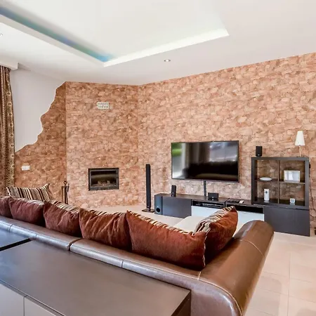 Nyaraló Bright 3bdr House With Pool By Lovelystay *