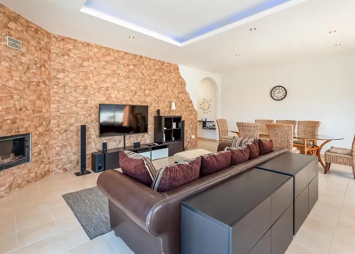 Dom wakacyjny Bright 3bdr House With Pool By Lovelystay *