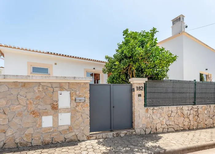 Dom wakacyjny Bright 3bdr House With Pool By Lovelystay *