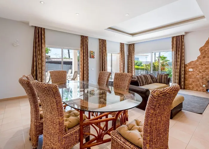 Dom wakacyjny Bright 3bdr House With Pool By Lovelystay Portimão