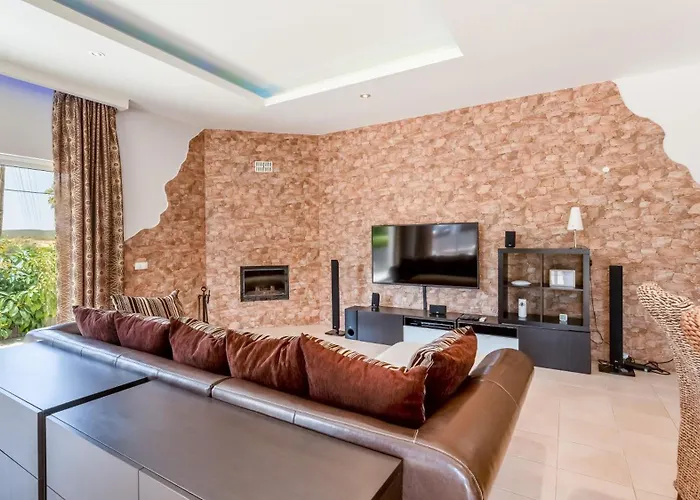 Dom wakacyjny Bright 3bdr House With Pool By Lovelystay *