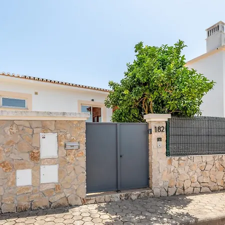 בית נופש Bright 3bdr House With Pool By Lovelystay *